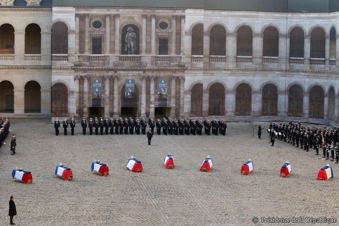 Cérémonie d’hommage national aux 9 militaires morts en Espagne – photo P. Segrette (Elysee)