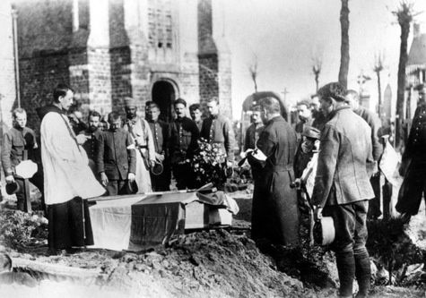 Un aumônier français bénit le cercueil d’un soldat, durant la Premiere Guerre Mondiale.(Rue des Archives/Tallandier)