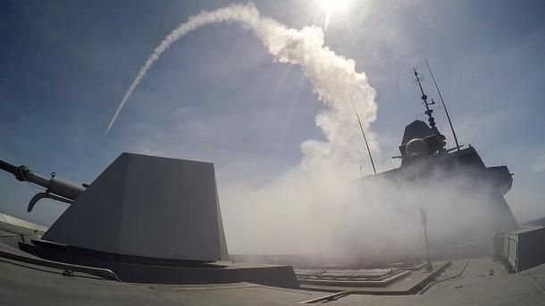 Le premier tir d'un missile de croisière depuis une unité de surface en Europe (19.05.2015) photo L.Bernardin Marine Nationale