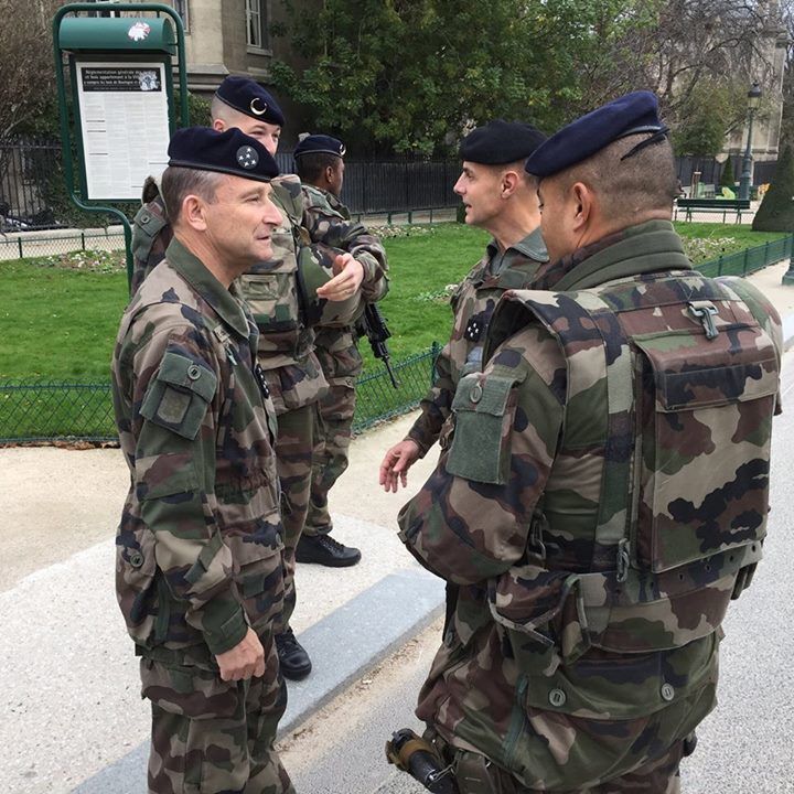 Le général d'armée Pierre de Villiers, chef d'état-major des armées, au contact d’une patrouille de l’opération « Sentinelle » mobilisée au service de la sécurité des Français - photo EMA