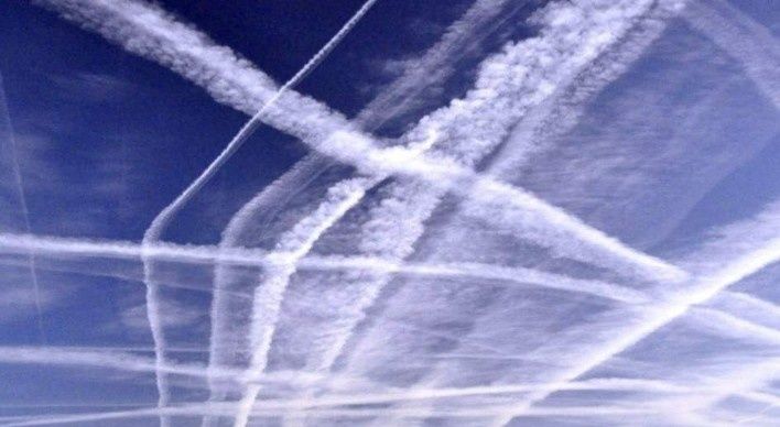 Des scientifiques proposent que la fumée générée par les avions et les usines soient inclues dans la liste globale des nuages !