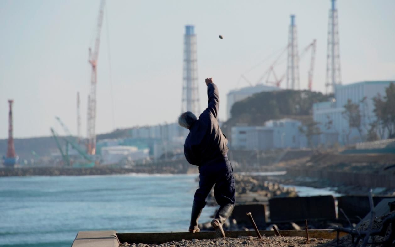 Naoto Matsumura face à la centrale de Fukushima Daiichi (© Koji Harada, agence Kyodo)