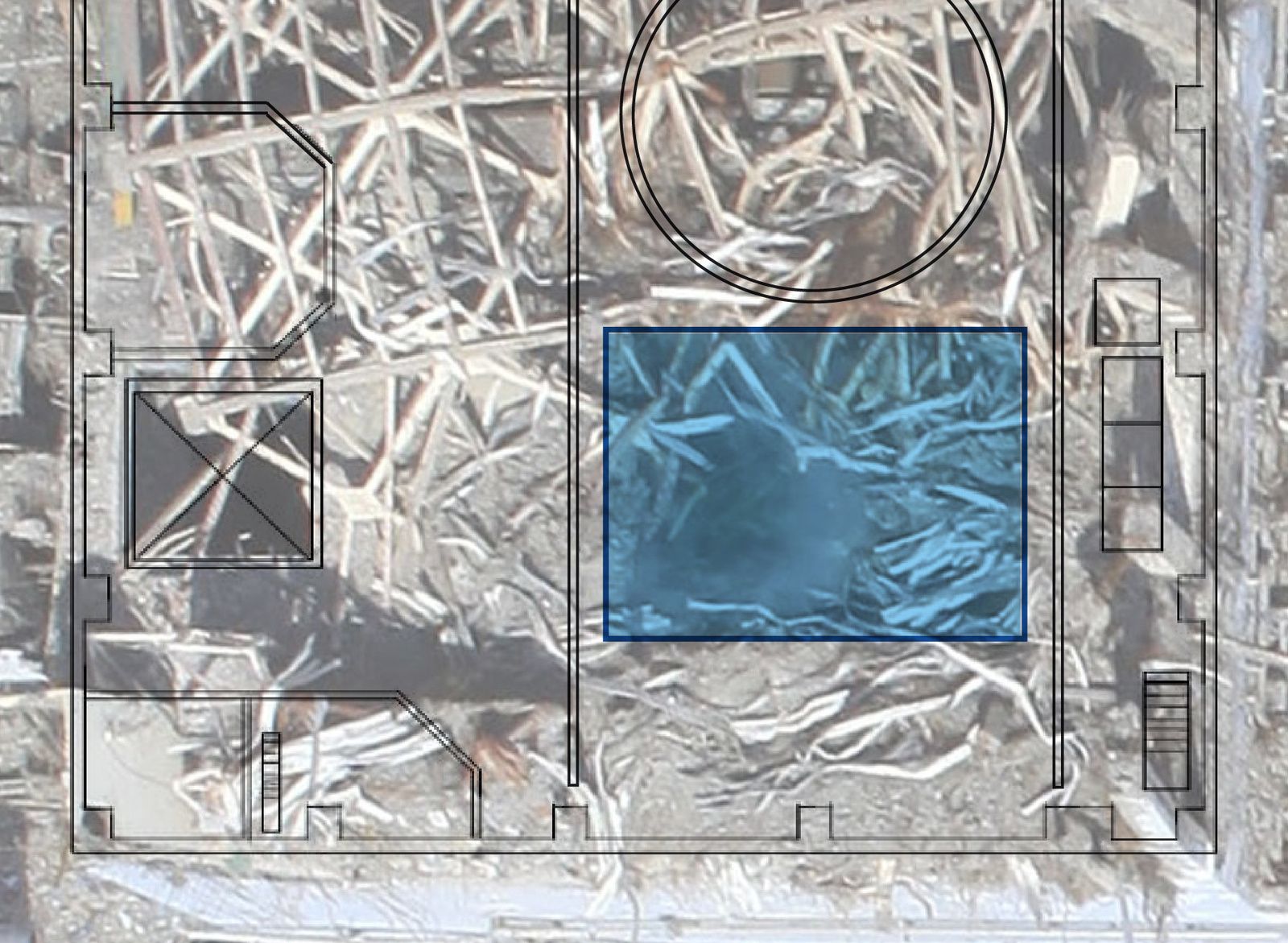 Fig. 34 : Une zone vide de débris est visible dans la piscine de combustible (rectangle bleu)