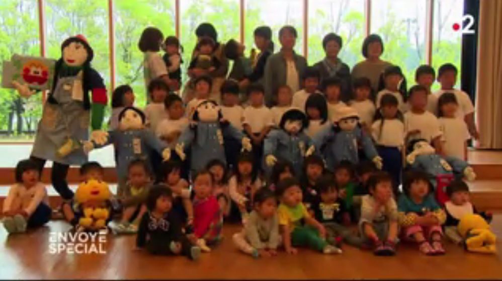 Photo de la classe maternelle. Les poupées représentent les absents. (capture d'écran reportage Envoyé spécial)