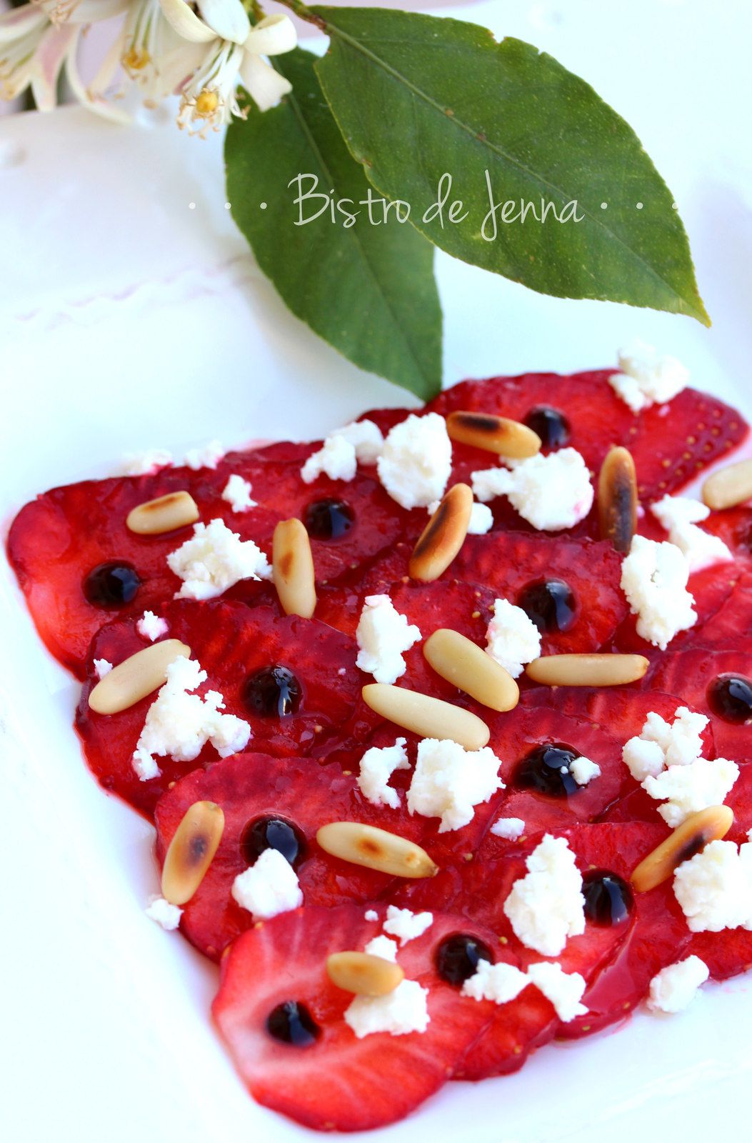 Carpaccio de fraises, fêta et pignons de pin