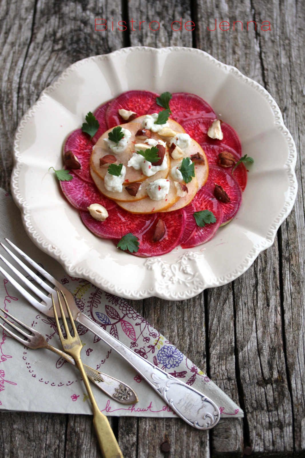 Carpaccio de betterave Chioggia, poires et crème de roquefort