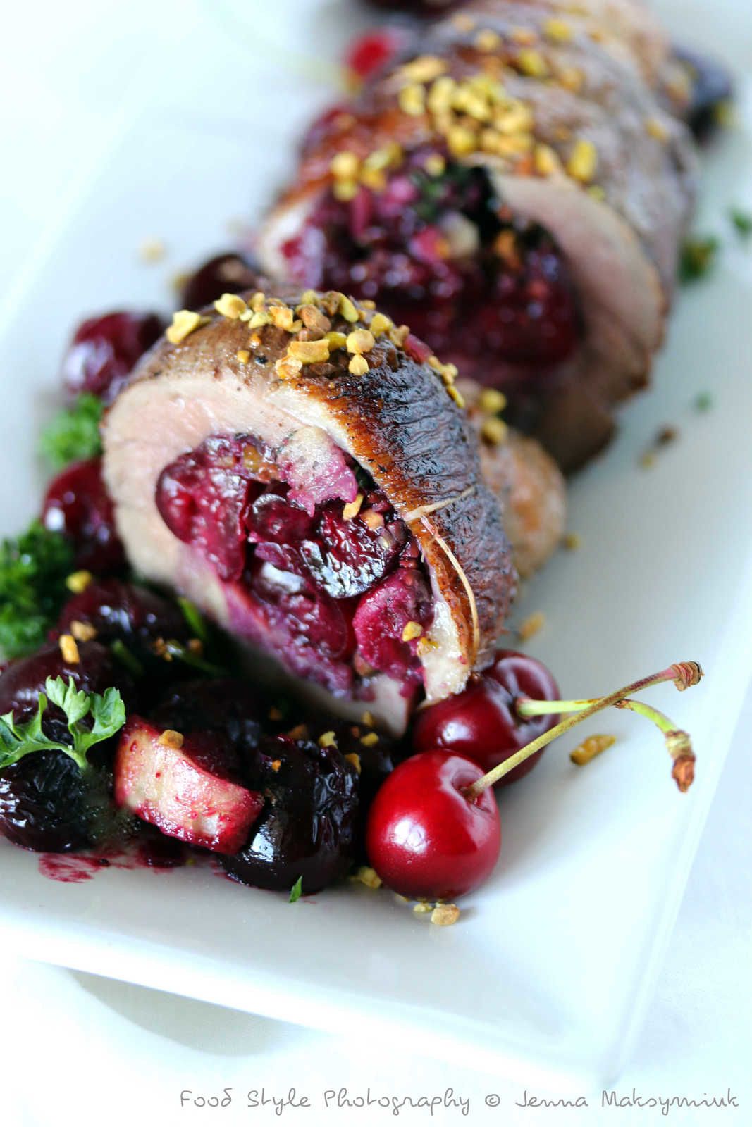 Rôti de magret de canard farci aux cerises