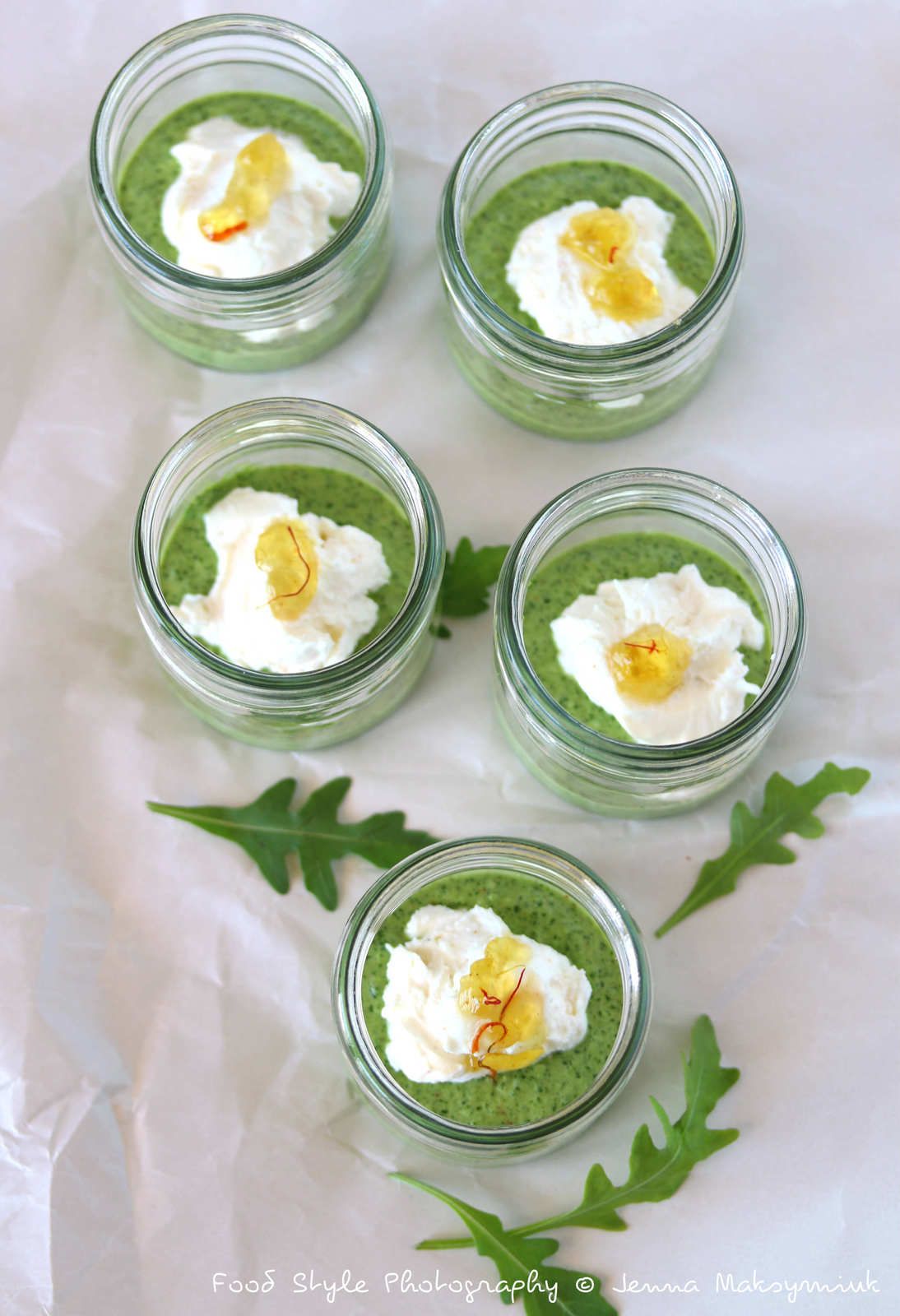 Verrine de pesto roquette, chèvre frais et confit de safran