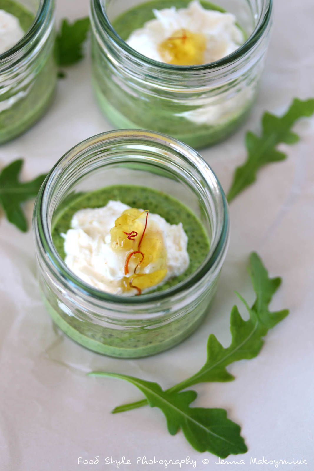 Verrine de pesto roquette, chèvre frais et confit de safran