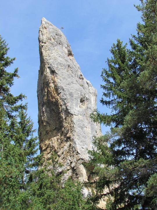 Le fameux monolithe de Sardrières dont nous avons fait le tour au début de l'après-midi. Un beau week-end en montagne en famille, à refaire!