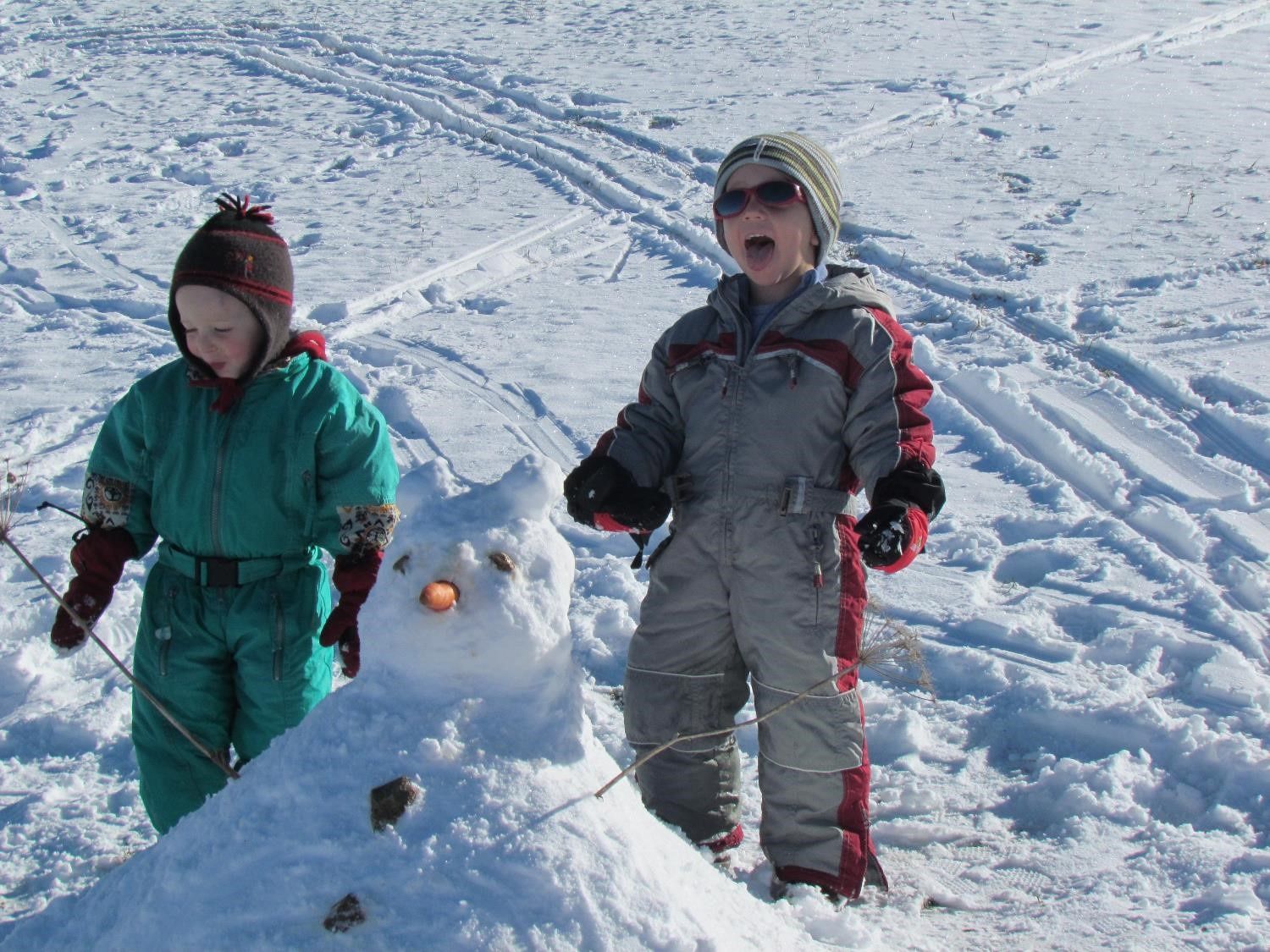 Louan et Corentin derrière le bonhomme de neige! La carotte n'avait pas été oubliée pour faire le nez. 