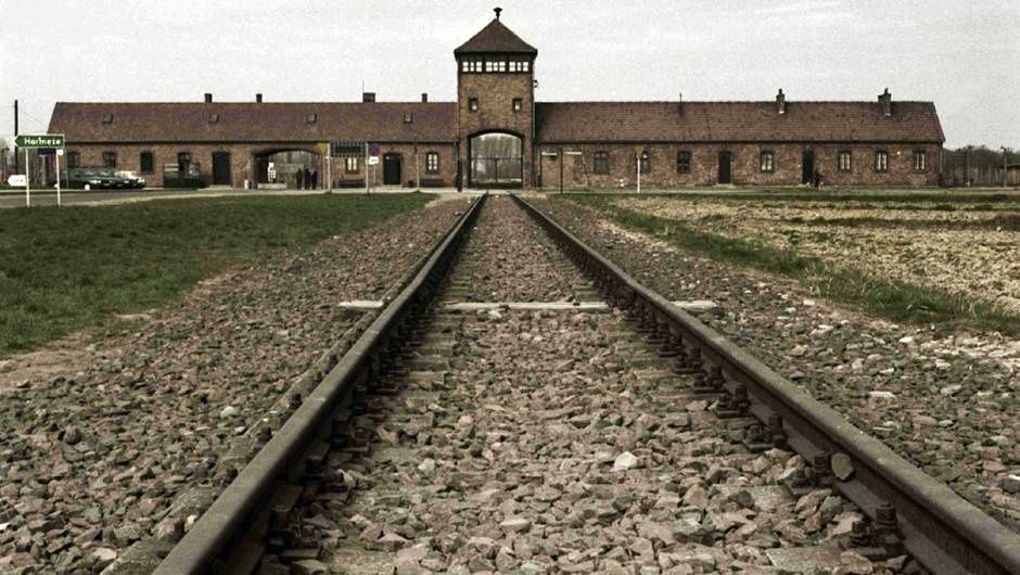 L’entrée du camp d’extermination d’Auschwitz-Birkenau