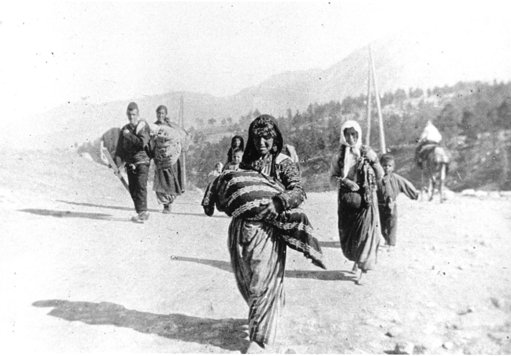 Déportés arméniens, 1915. Femmes, enfants, vieillards, sont soit massacrés sur place, soit déportés le plus souvent à pied vers les déserts de Syrie et d’Irak. (Collection/ARMENIAN NATIONAL INSTITUT)