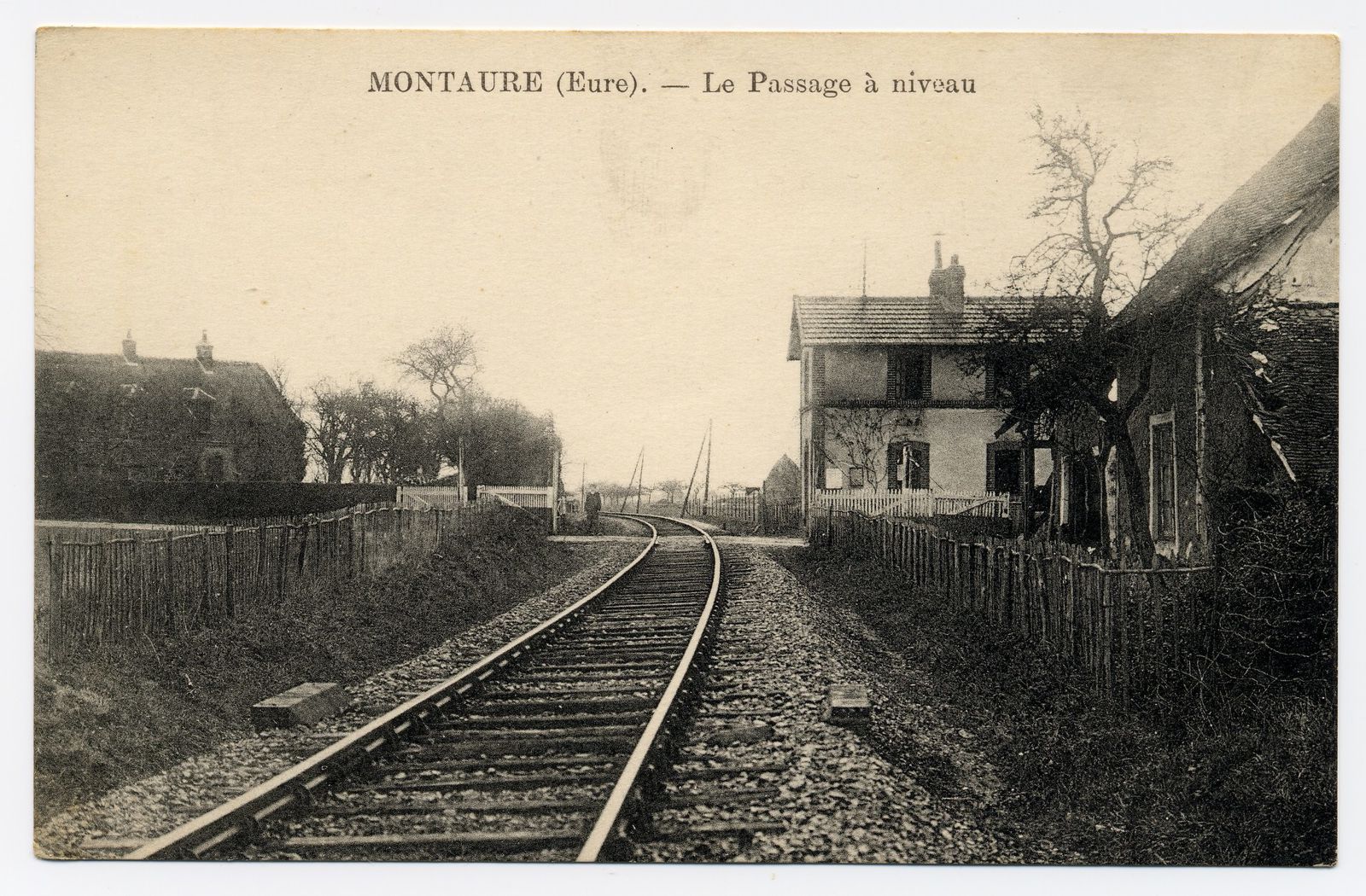 La halte de Montaure est située à la sortie de l'agglomération vers Tostes (cliché contemporain Armand Launay, juillet 2013). 