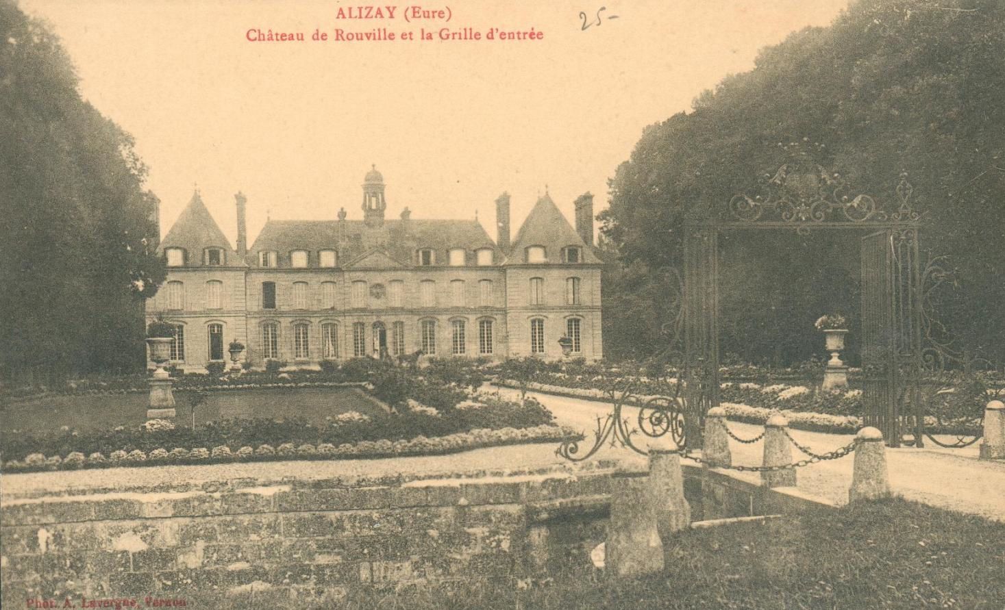 Le château de Rouville (1882) vers 1910, un bel édifice à l'architecture classique, son parc à la française et son portail en fer forgé.
