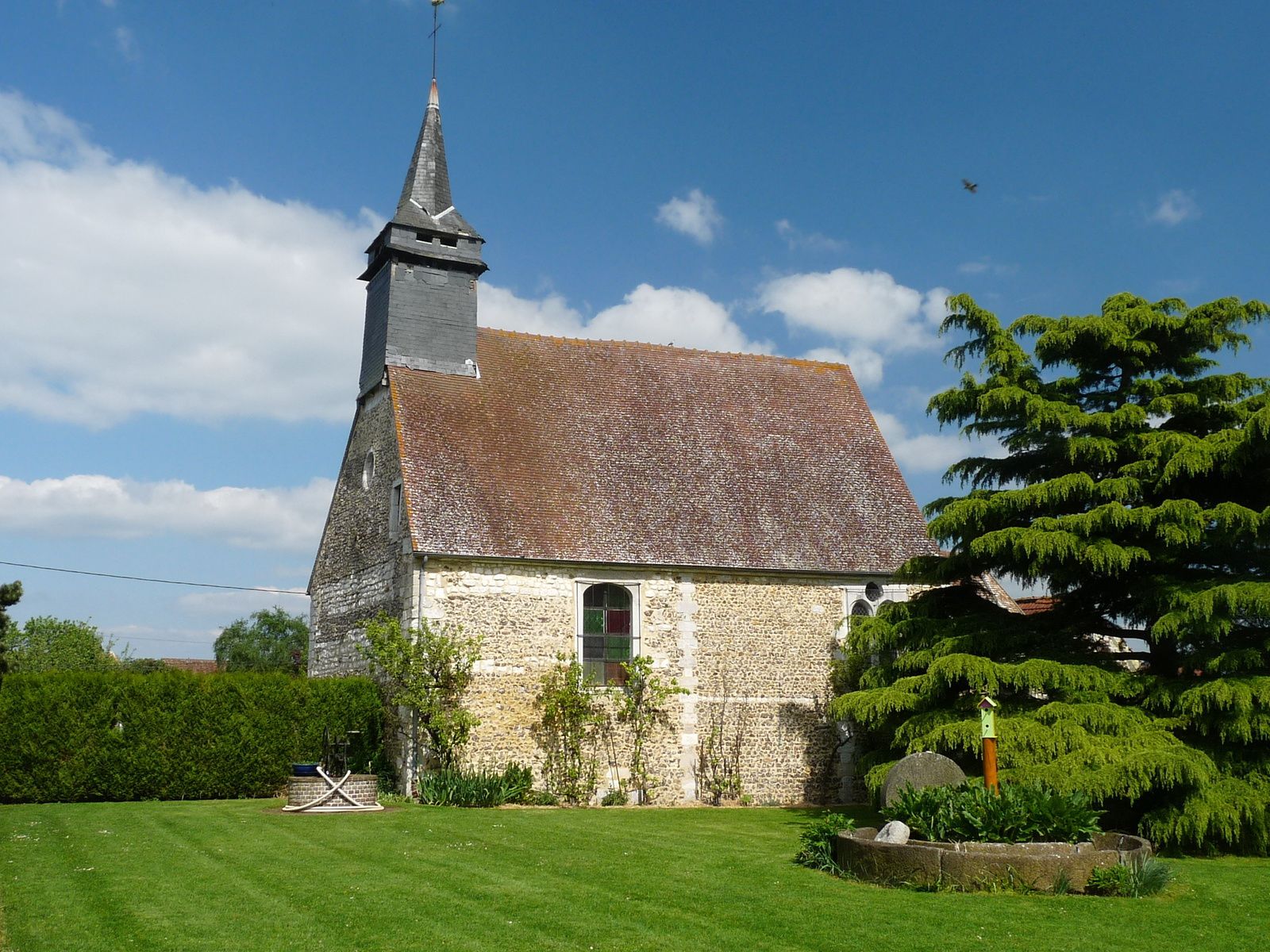 Sainte-Anne de Tostes vue depuis le côté sud (cliché Armand Launay, avril 2014).
