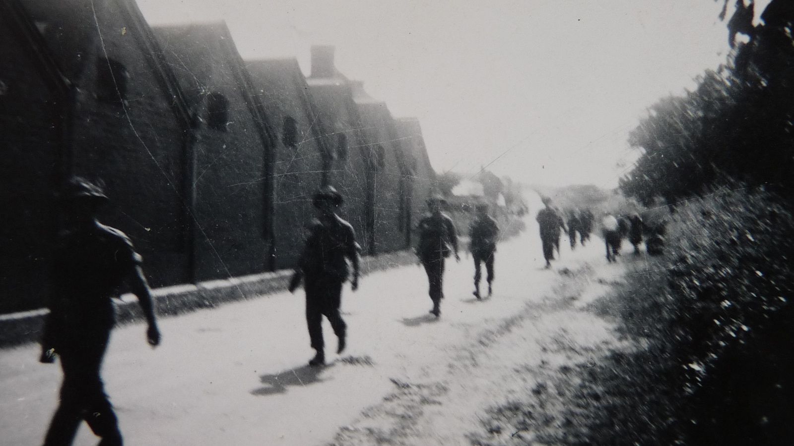 Fin aout 1944, l’arrivée des premiers éléments de l’armée canadienne (route de Tostes) dans une ville libérée (photo famille Jouvin).