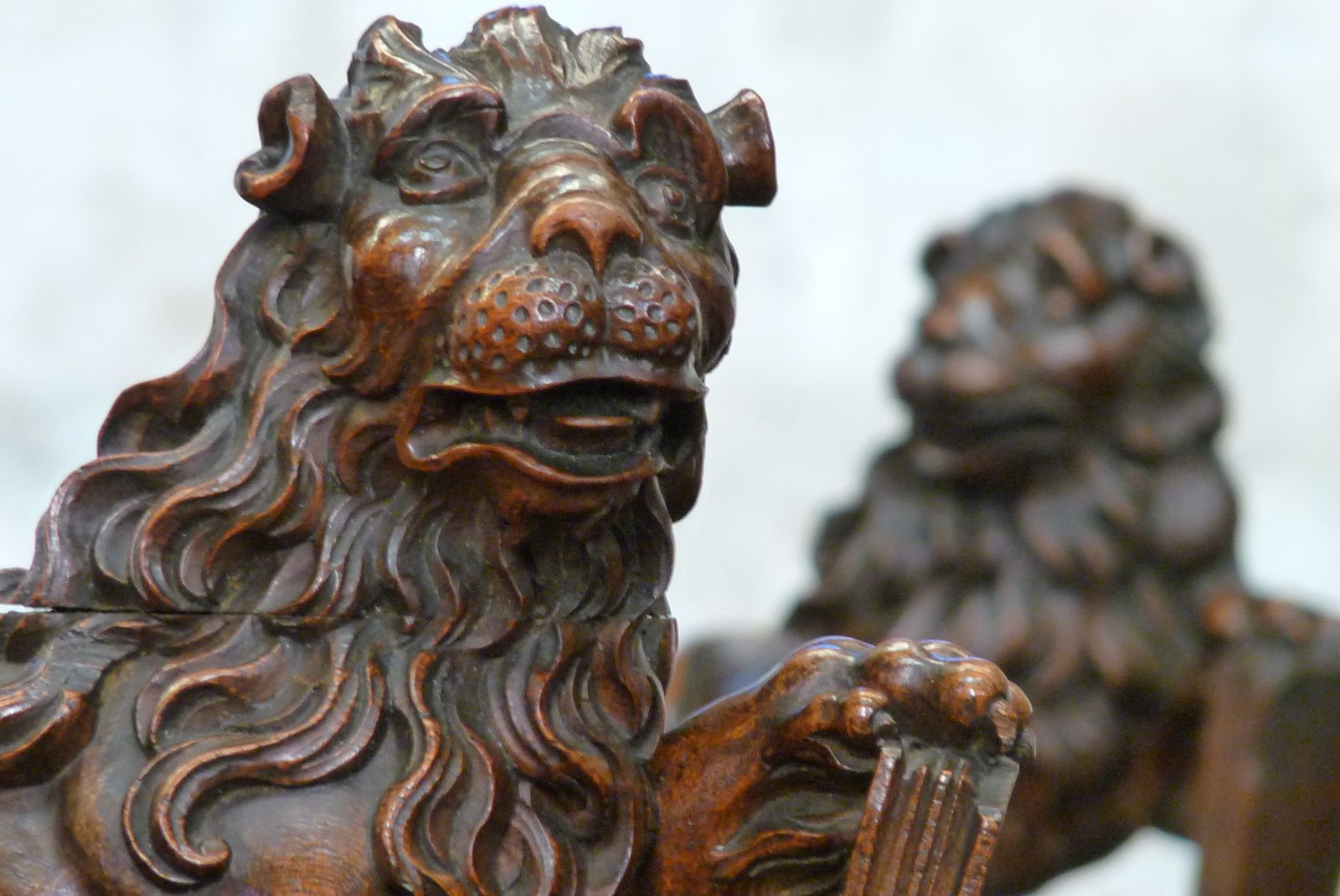 Les 46 stalles (XVIIe siècle) sont issues de Notre-Dame de Bonport. Les 12 lions symbolisent la royauté du Christ, la foi et évoquent peut-être Richard Cœur de Lion, fondateur de Bonport en 1190. Les stalles furent classées MH en 1907 (cliché Armand Launay, 2013).