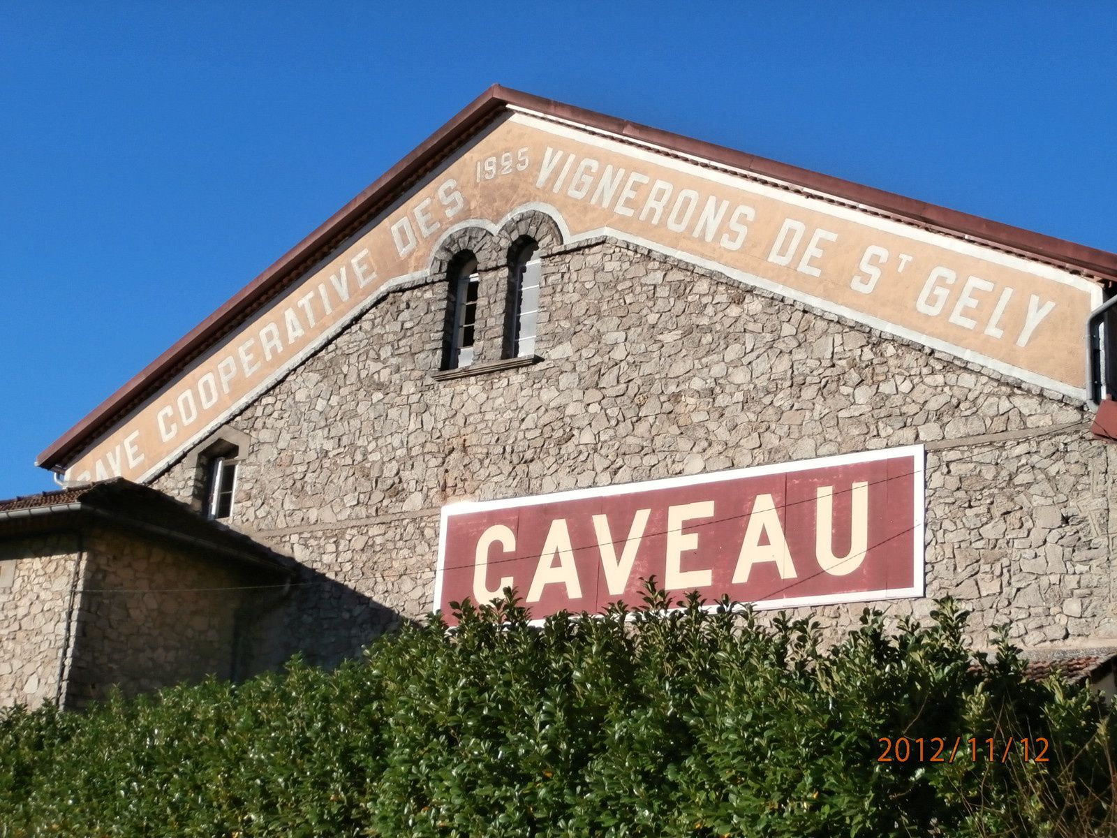 Les frontons successifs de la cave de Saint-Gély-Cornillon