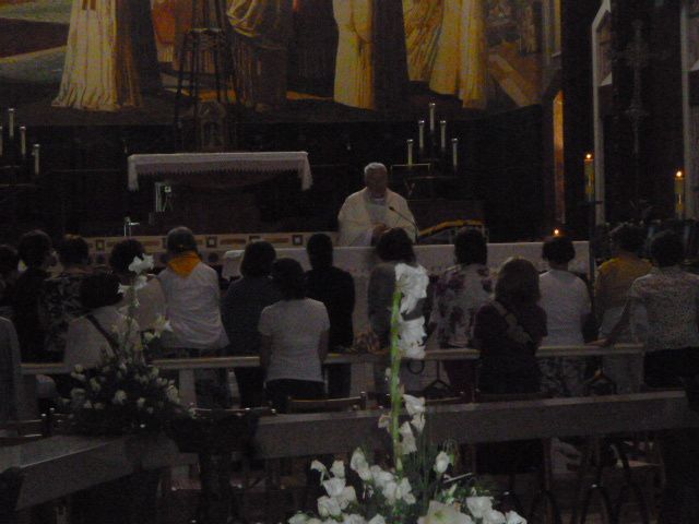 Prière d'une soeur brésilienne dans la basilique.