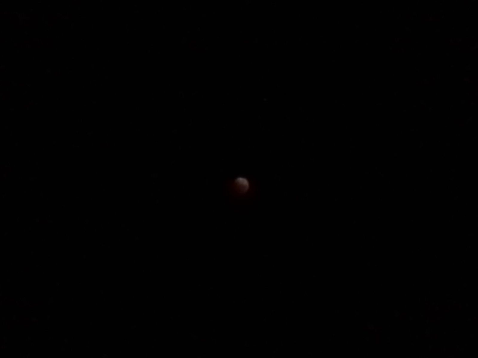 la lune rouge ... ce soir à Wallis et Futuna . Merci à Vincent pour sa photo ( la dernière ) prise depuis Nouméa avec un meilleur appareil