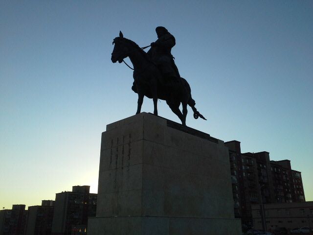 Statue equestre de genghis khan devant l'aeroport.