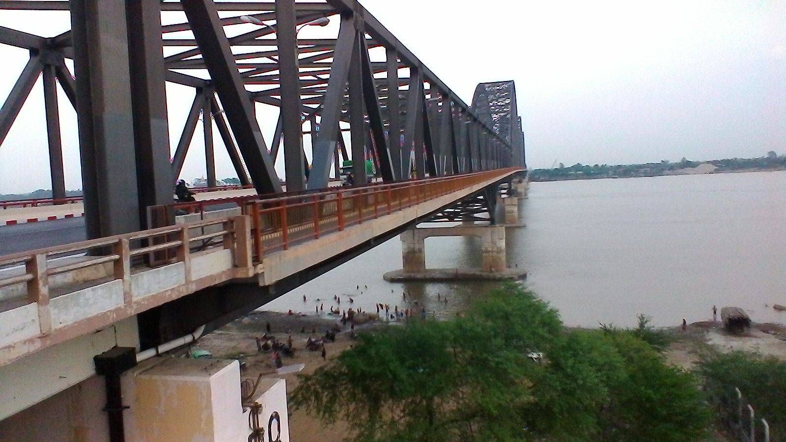 Pont sur l'irrawady  : je l'ai traversé en vélo pour me rendre à sagaing 