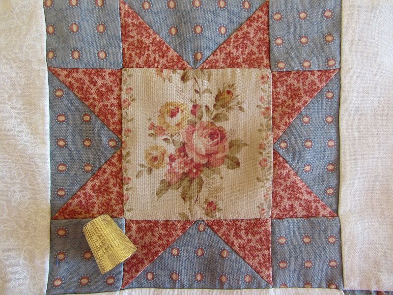 Cette étoile c'est "l'evening star" elle déploie ses branches autour d'un bouquet de roses, le ton est donné.