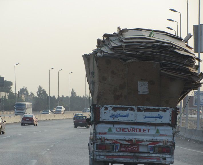 ..mais je ne me lasse pas de me faire surprendre par les cargaisons de pick-up et camions, en Egypte.     ?