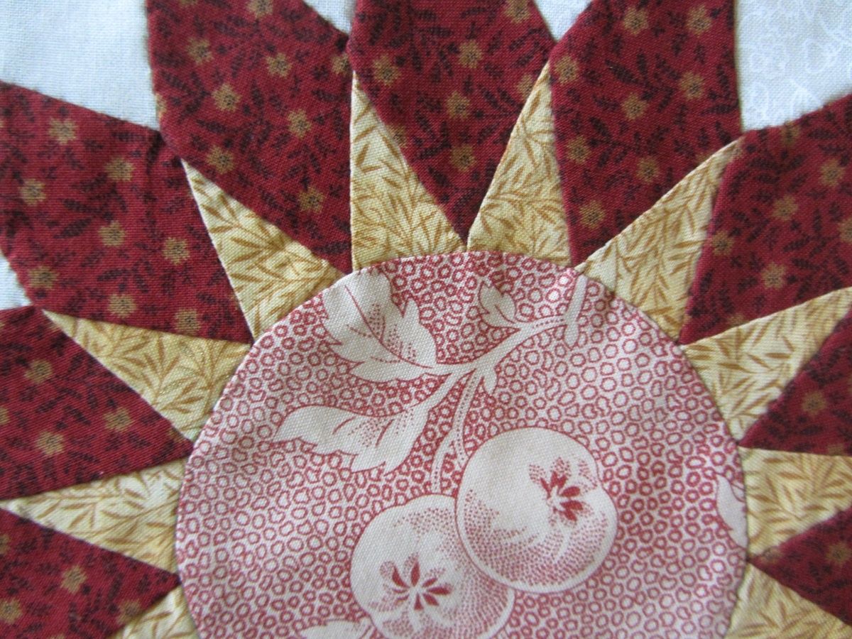 Réchauffant le verger de ses rayons lumineux, voici que naissent en son centre de belles pommes joufflues;