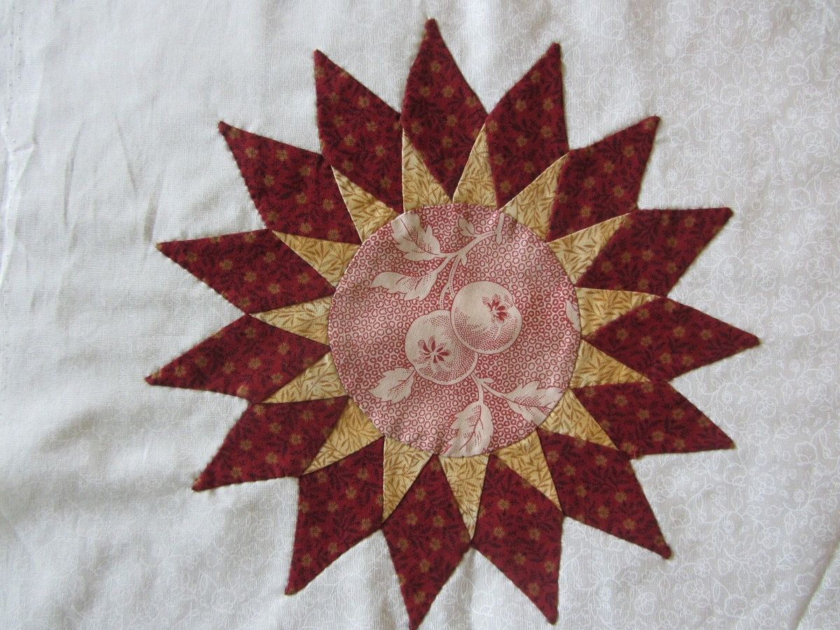 Il s'applique sur le contre jour de mon fond crémeux. Il lui manque encore 4 angles d'appliqués perses.