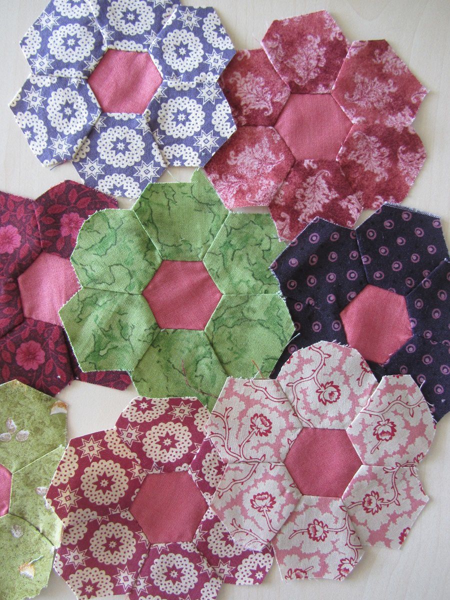 Voici le début d'un nouveau projet. Des petites fleurs constituées d'hexagones. Un certain nombre à réaliser, pour un projet bien coloré.