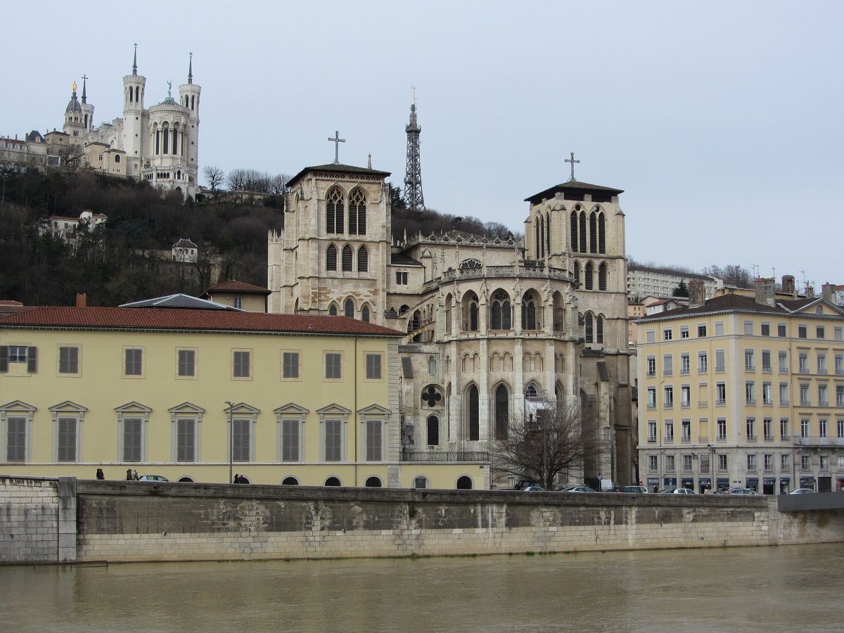 La cathédrale Saint Jean, et en arrière plan la basilique de Fourvière. Et pour souligner cette jolie et classique cue de Lyon le fleuve.