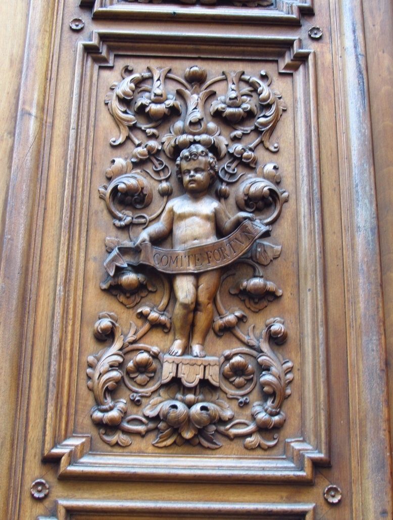 La devise de la ville de Lyon est traditionnellement : « Virtute duce, comite fortuna » (Avec la Fortune pour compagne et le courage pour guide).