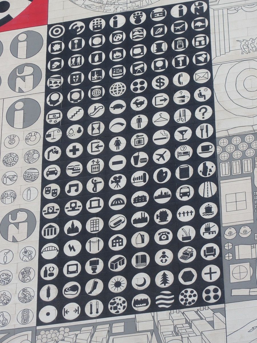 Un fourre-tout où le fer à repasser côtoie une tortue...