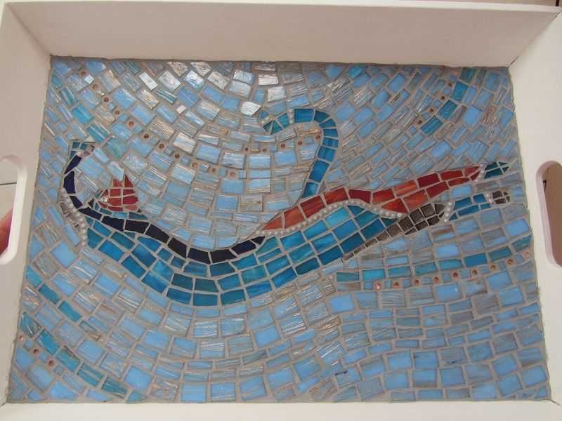 VVoici donc mon vieux plateau qui prend un coup de jeune, avec cette mosaïque aux jolies reflets dorés.