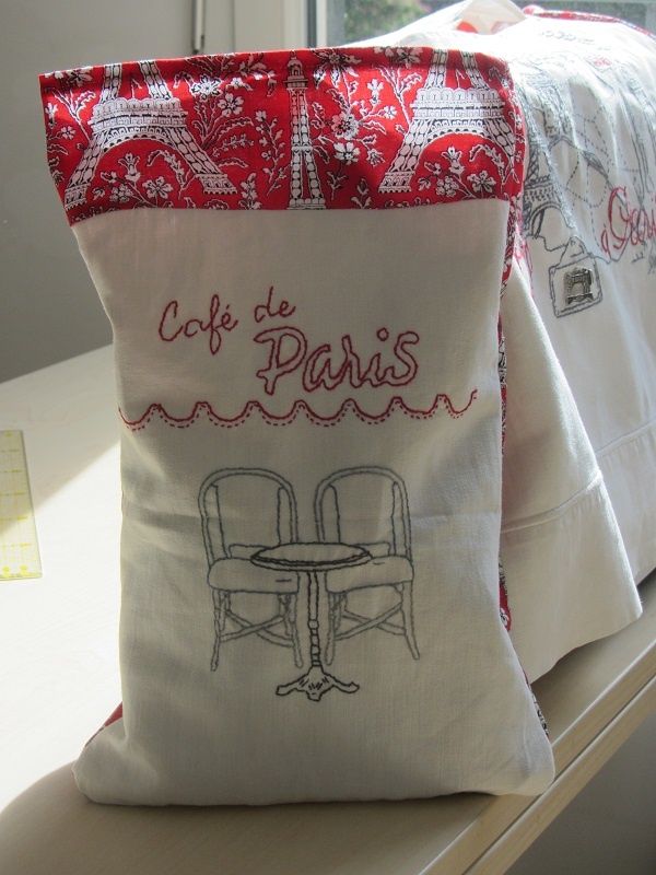 Il reste une broderie "café de Paris" et assez de tissu "tour Eiffel" pour un pochon pour la pédale de la MAC.