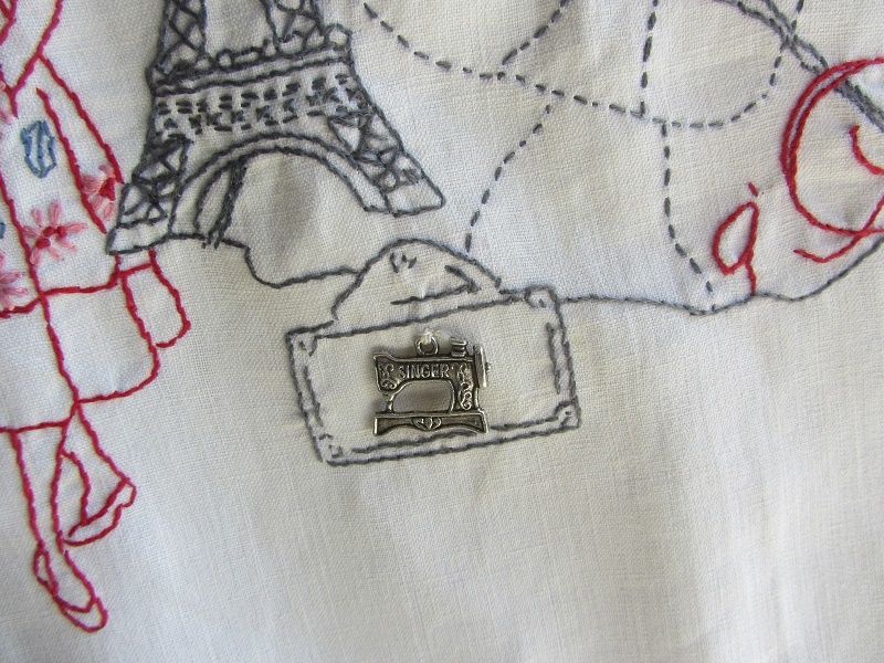 Pas de nom de rue sur la plaque émaillée, mais un charm's qui annonce la demoiselle ...