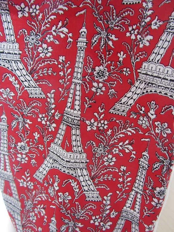 Car en effet les côtés de la housse portent fiérement la tour Eiffel.