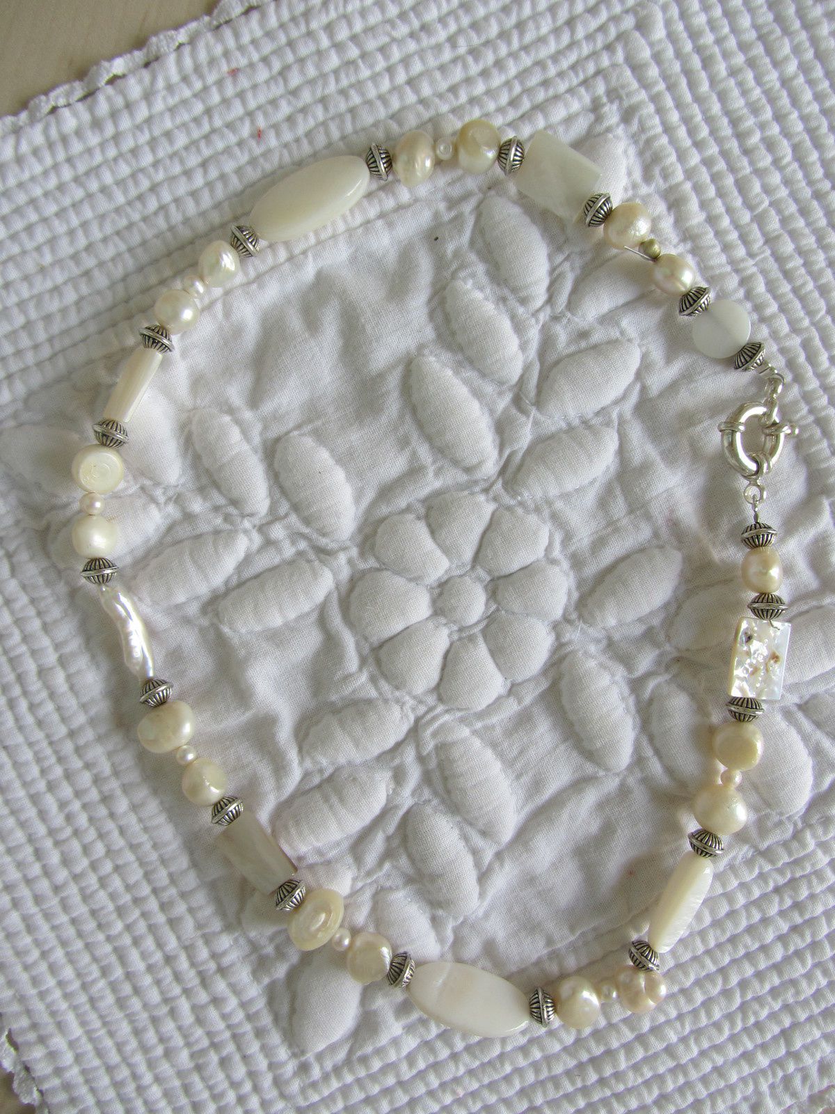 Je fais des cadeaux , colliers, bracelets ...mais une fois que les boites de perles sont sorties, j'aime aussi me faire des colliers. J'adore la nacre. Je me suis donc fait ce petit collier très élégant.