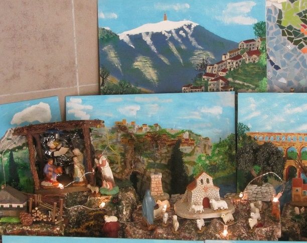 ...vers l'humble crèche, sur fond de montagne et d'Alpille.