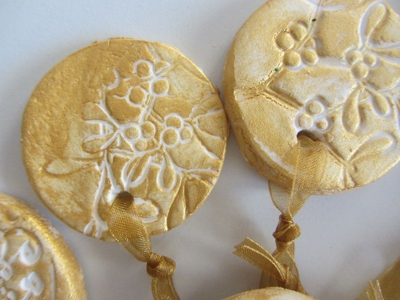 J'ai trouvé une recette sur le net. Dans la päte, j'ai découpé des formes rondes avec un petit verre à liqueur. L'empreinte est ensuite faite avec des tampons encreurs.