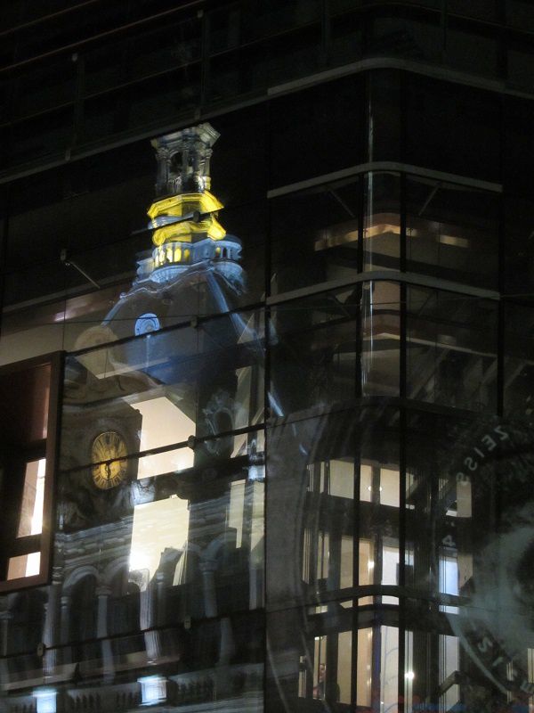 J'aime ce genre de photo, où la ville se révèle différente dans es reflets.