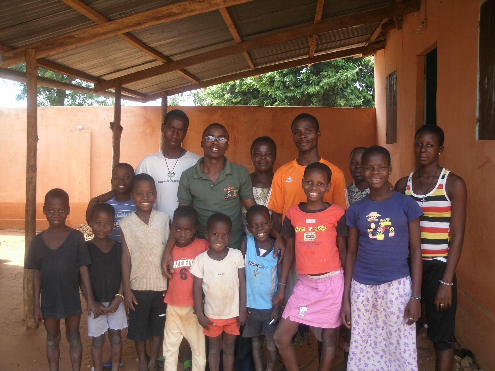 Avec les enfants de l'orphelinat, nous vous souhaitons un joyeux noël et nous vous remercions aussi pour vos messages d'encouragement et de soutiens - Aistide Zinsou