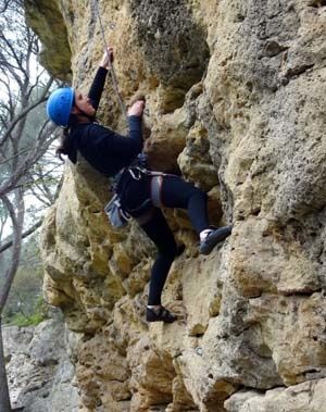Roxane aux prises avec "Mi-ramasse tes bras" 6b+