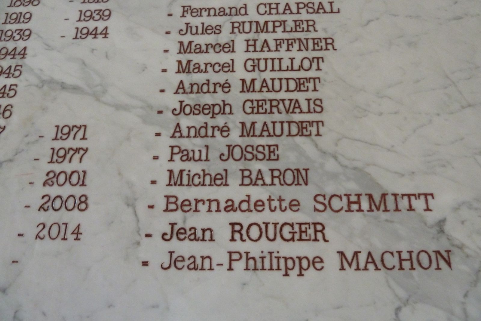 Une même année.. Jean Rouger c'est un départ, Jean-Philippe Machon c'est une arrivée. Mais question: On inscrit les noms avant d'avoir reçu le diplôme de satisfaction...! Enfin c'est mieux que pour ceux dont les noms figurent sur un fameux monuments de Saintes, avec la mention " M.P.L.F ". Mais autre question: Quelles sont les critères pour l'inscription sur ce monument, certes glorieux, mais fatal...?