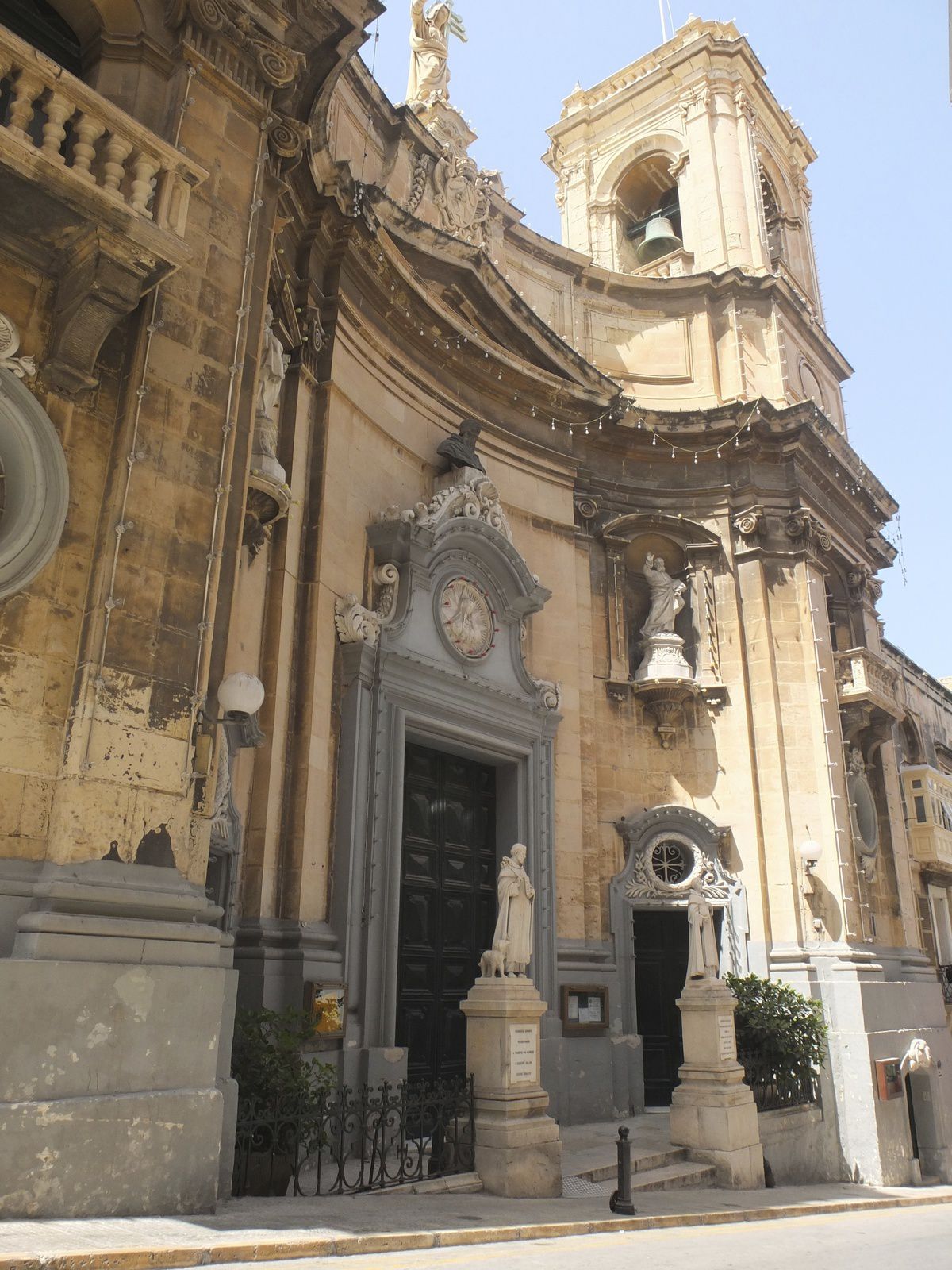 Magnifiques églises à La Valette, Victoria (Gozo) et Mdina. Et toujours la teinte ocre de la pierre calcaire. Art et déco baroques à l'intérieur.