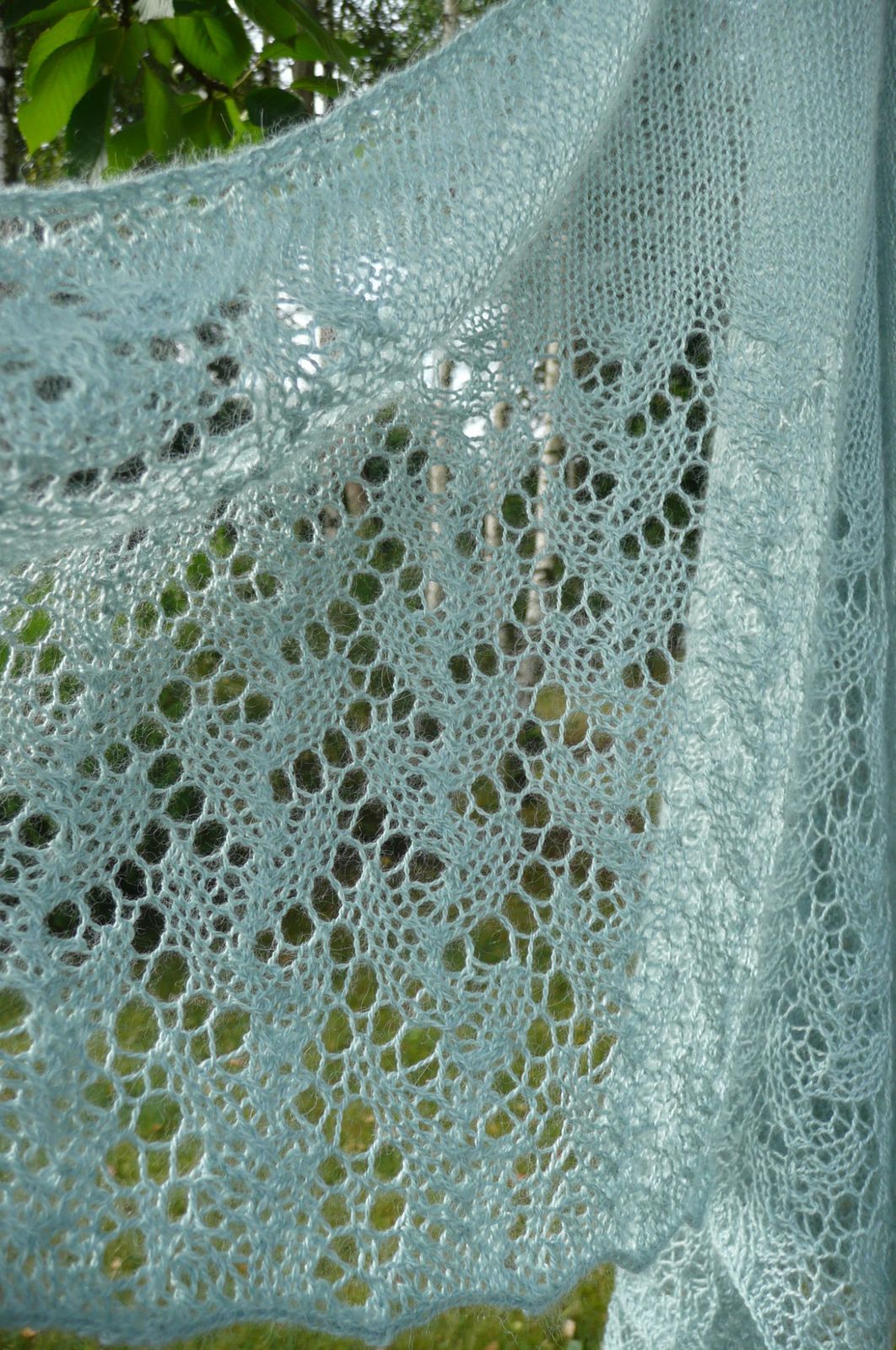 Le châle est tricoté en Drops lace,  un écheveau suffit, avec des aiguilles circulaires 80 cm en 4 mm.