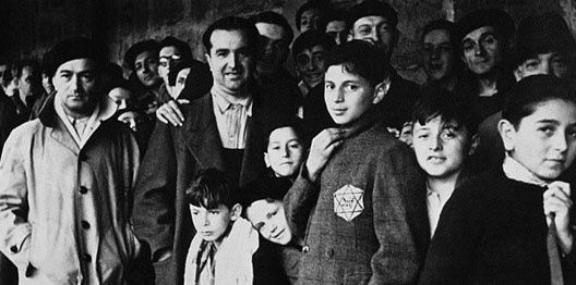 À l'aube du 16 juillet 1942 débute à Paris la «rafle du Vél d'Hiv».
