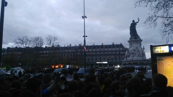 Des centaines de manifestants contre la COP 21 sont actuellement encerclés et arrêtés en masse par les policiers place de la République à Paris.